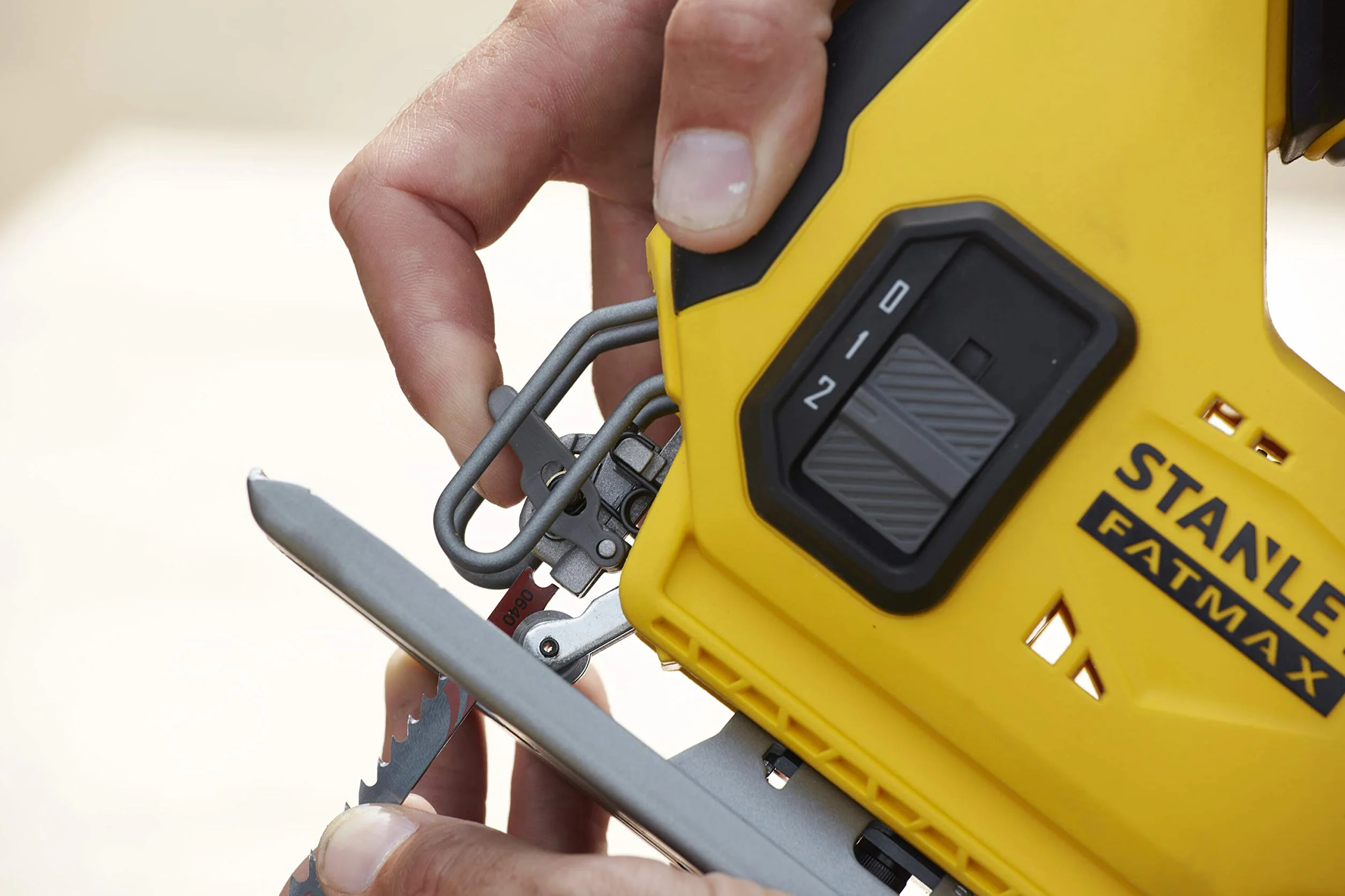 STANLEY FATMAX SFMCS600M2K-QW - SIERRA DE CALAR V20 LI-ION 18V CON 2 BATERÍAS 4Ah, CARGADOR Y MALETÍN