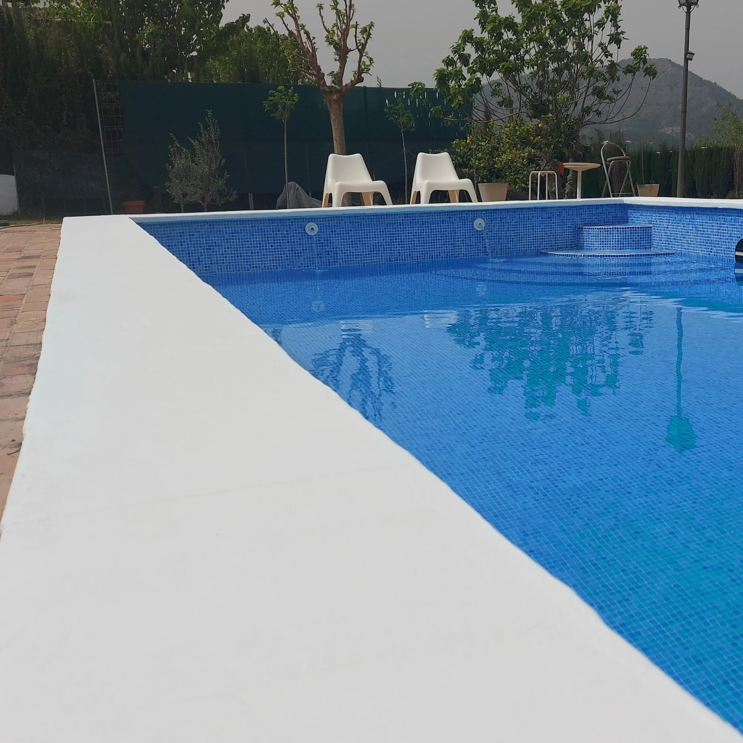 JOVIRA PINTURAS Pintura Bordes y Coronación de Piscinas. Antideslizante especial para renovar los bordes de las piscinas. (4 Litros, Blanco) A-32B