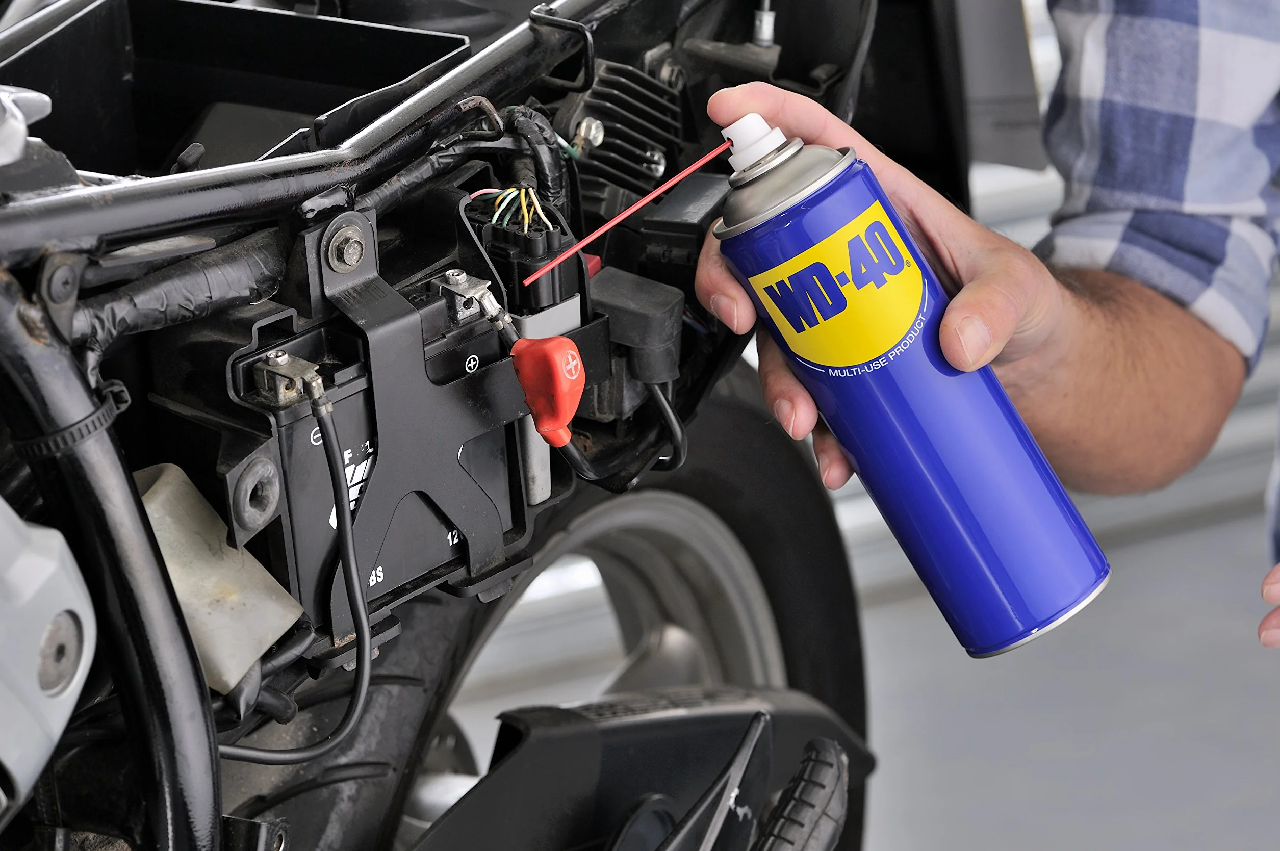 WD-40 Producto Multi-Uso- Spray 400ml-Lubrica, Afloja, Protege del óxido, Dieléctrico, Limpia metales y plásticos y Desplaza la humedad
