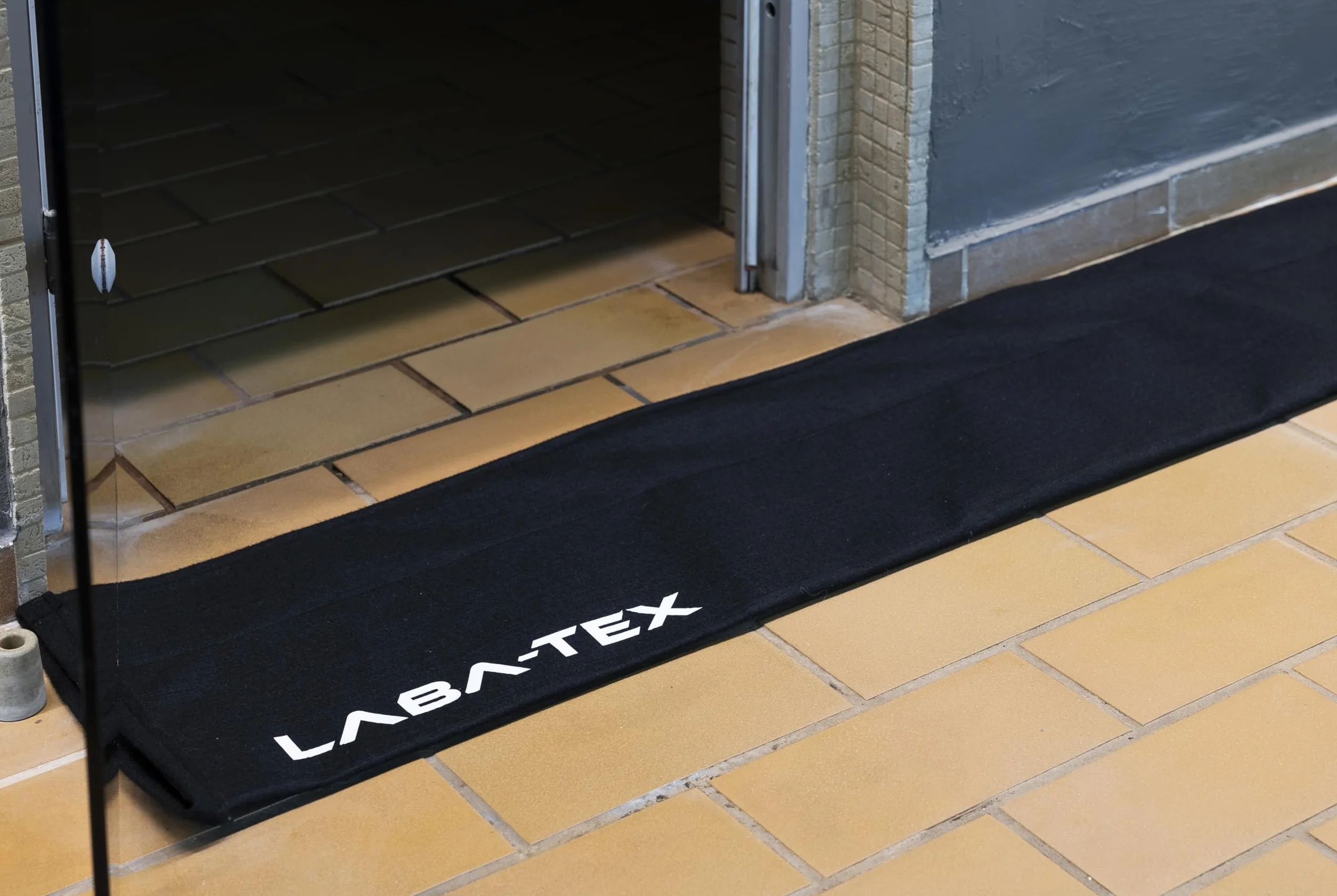 Barrera de protección contra inundaciones 300 x 25 cm, sacos de arena activados sin arena para puerta, sótano y garaje, tope de agua con absorción de 30 L