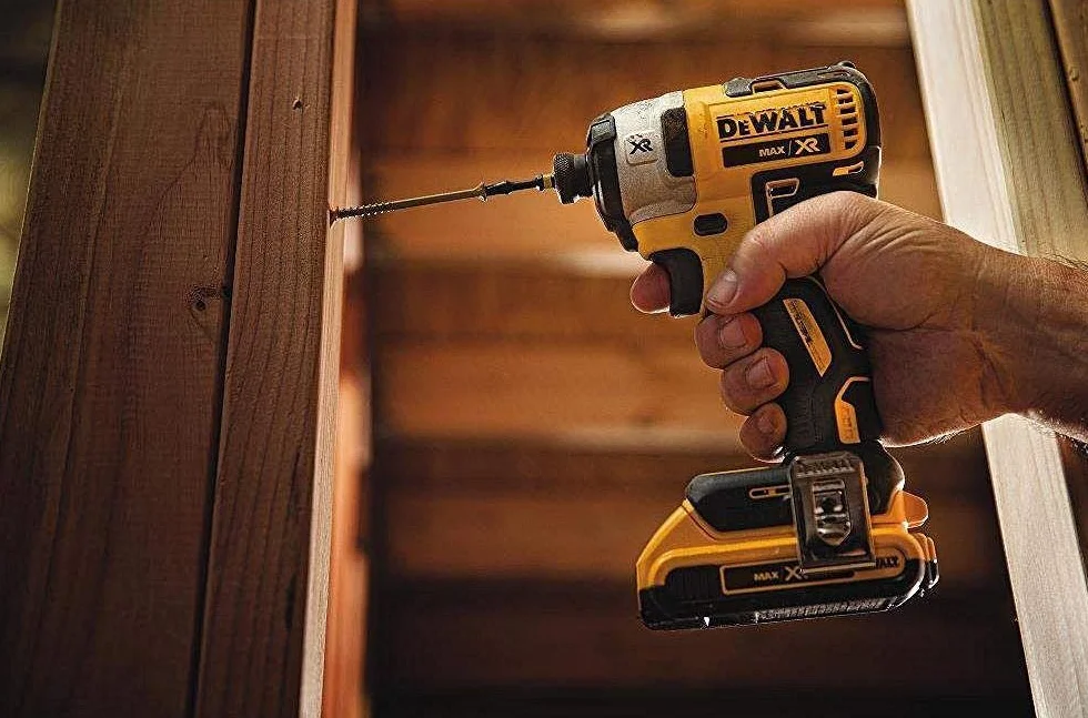 DEWALT DCF887D2-QW - Atornillador Impacto sin Escobillas XR 18 V, 2.0 Ah, 205 Nm, 3 Velocidades, Motor sin Escobillas, Luz LED Triple, Incluye 2 Baterías, Cargador Multivoltaje y Maletín de Transporte