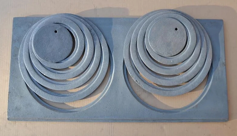 SEZAM Placa de fundición para horno con 2 agujeros, 68 x 32 cm, placa de carbón de hierro fundido gris
