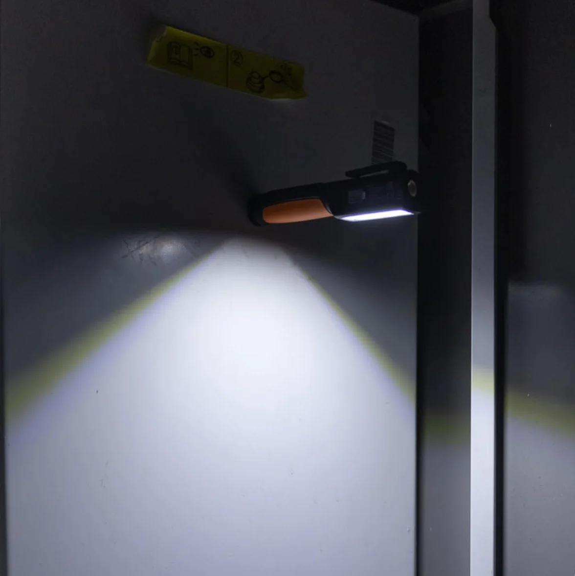 BETA 1838PN - Lámpara LED recargable con doble salida de luz, base magnética y clip