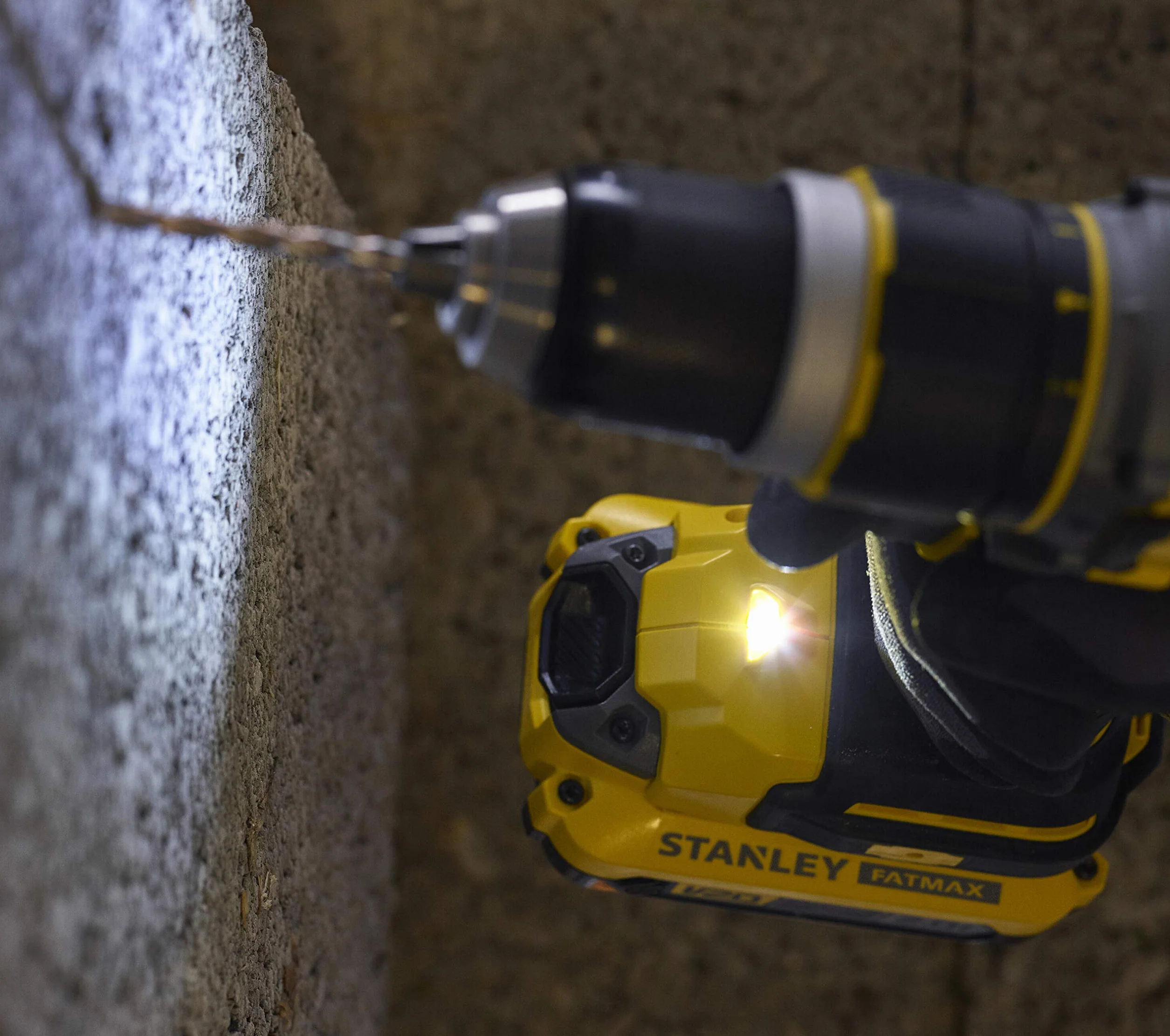STANLEY FATMAX Taladro Percutor Sin Cable V20 (18V), Motor Sin Escobillas, 80Nm, 2 Baterías 2Ah, Cargador, Maletín, Portabrocas Metálico 13mm, 14 Posiciones de Par, SFMCD721D2K-QW