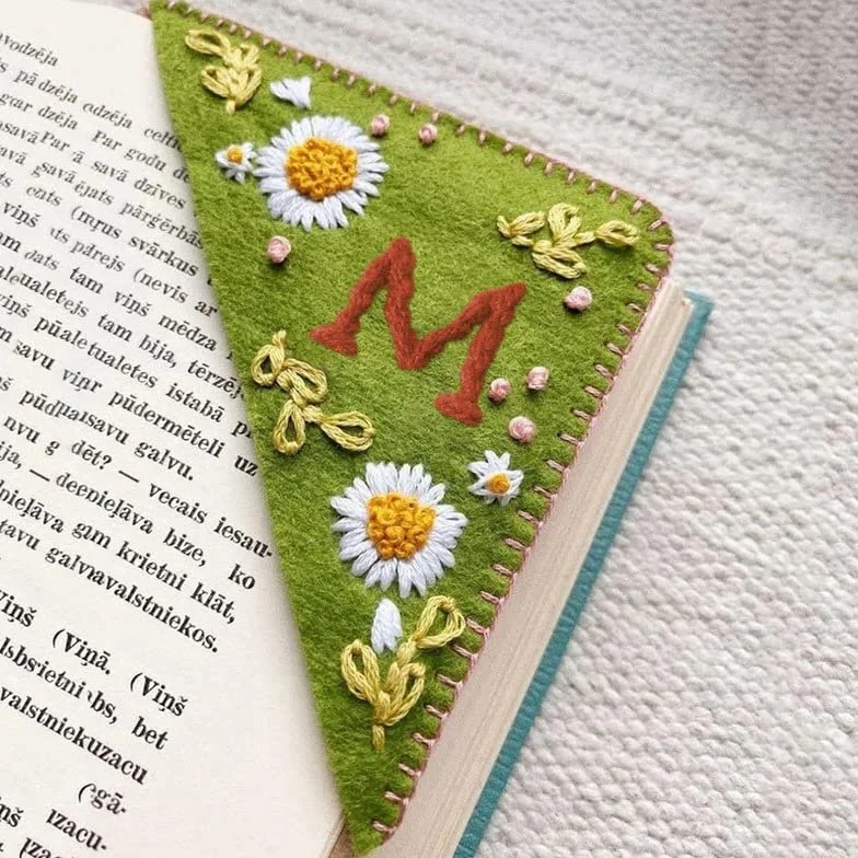 Litthing Marcapaginas de Esquina Bordado a mano, 26 Letras Personalizados, Fieltro Triángulo