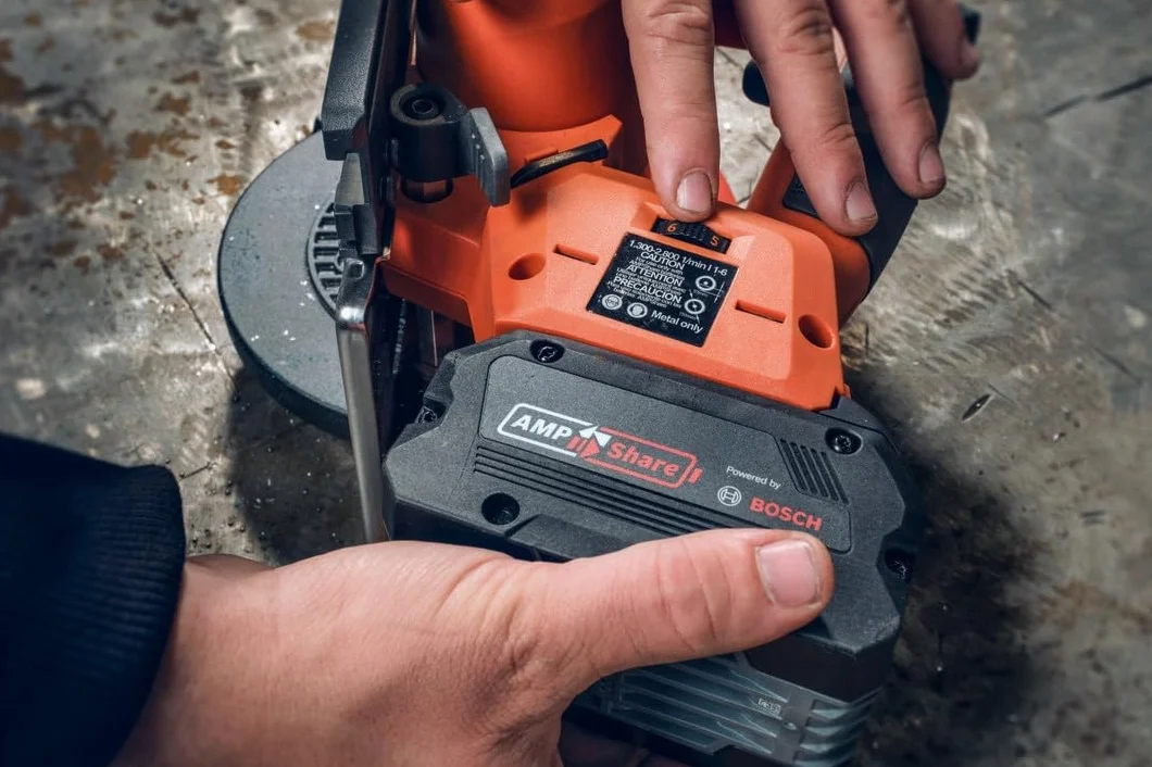 FEIN Sierra circular para metal a batería F-IRON Cut 57 AS para un corte en frío rápido y preciso de chapas, tubos y perfiles.Incluye set con 2 baterías de 8 Ah ProCORE y cargador rápido.