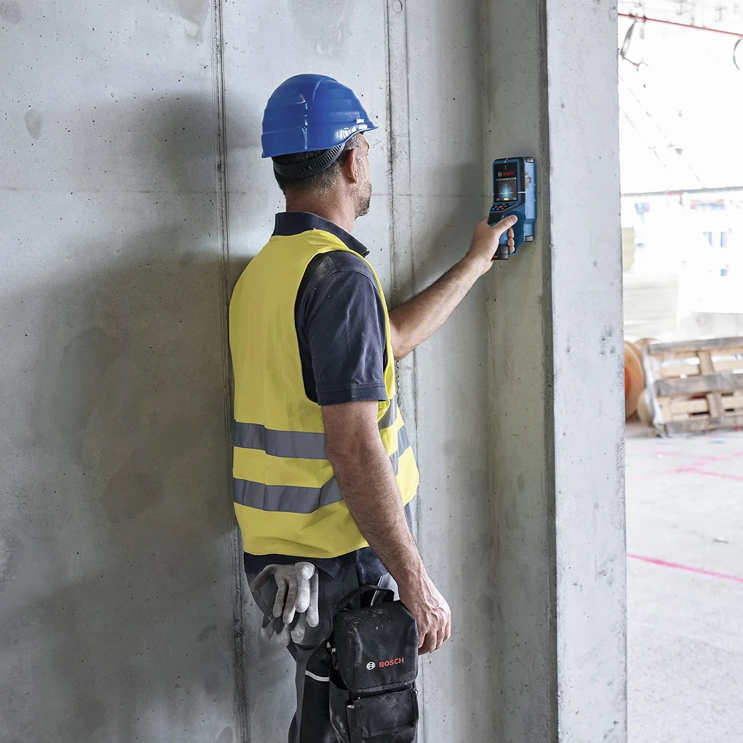 Bosch Professional 12V System Detector D-tect 200 C (batería de 12 V, detección de cables con y sin tensión, tuberías de metal y plástico, pernos de madera y cavidades, cable USB-C™, L-BOXX)