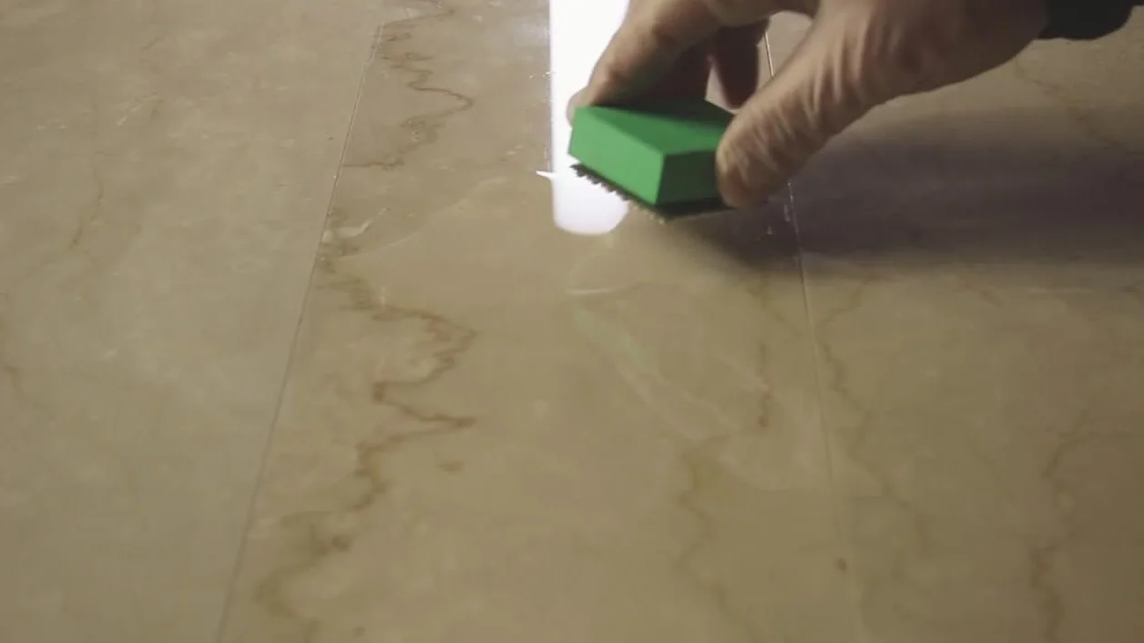 RENUEVA MARMOL PLUS kit para eliminar opacidad, arañazos, corrosiones y rehacer el pulido de mármol con alto contenido de carbonato y travertino