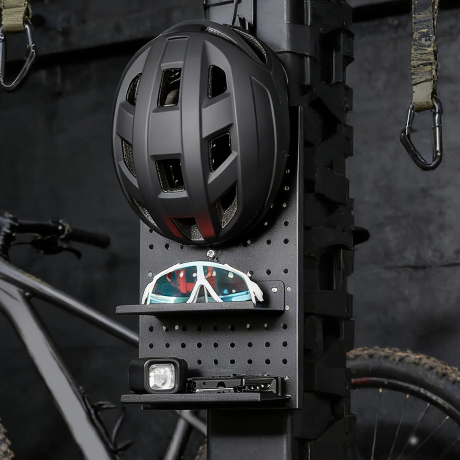 La solución de almacenamiento de equipo de bicicleta está diseñada para mejorar la organización en cualquier espacio donde el equipo de ciclismo necesite un lugar dedicado. Este de