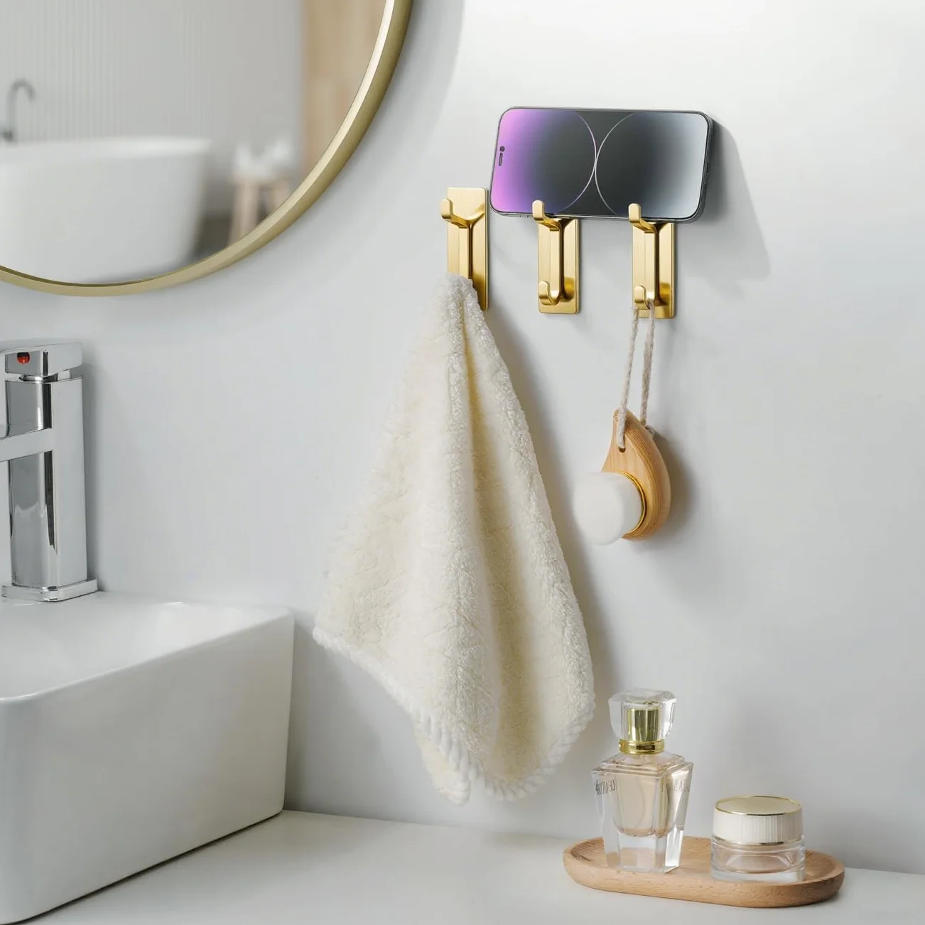Josmimic Toallero sin taladro: ganchos adhesivos extra fuertes de 6 kg, ganchos de pared autoadhesivos para baños, ganchos para toallas y abrigos, juego de 4, dorado