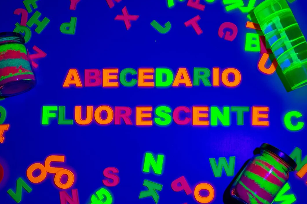 Abecedario Fluorescente 94 Letras Neón Brillan con Luz Negra