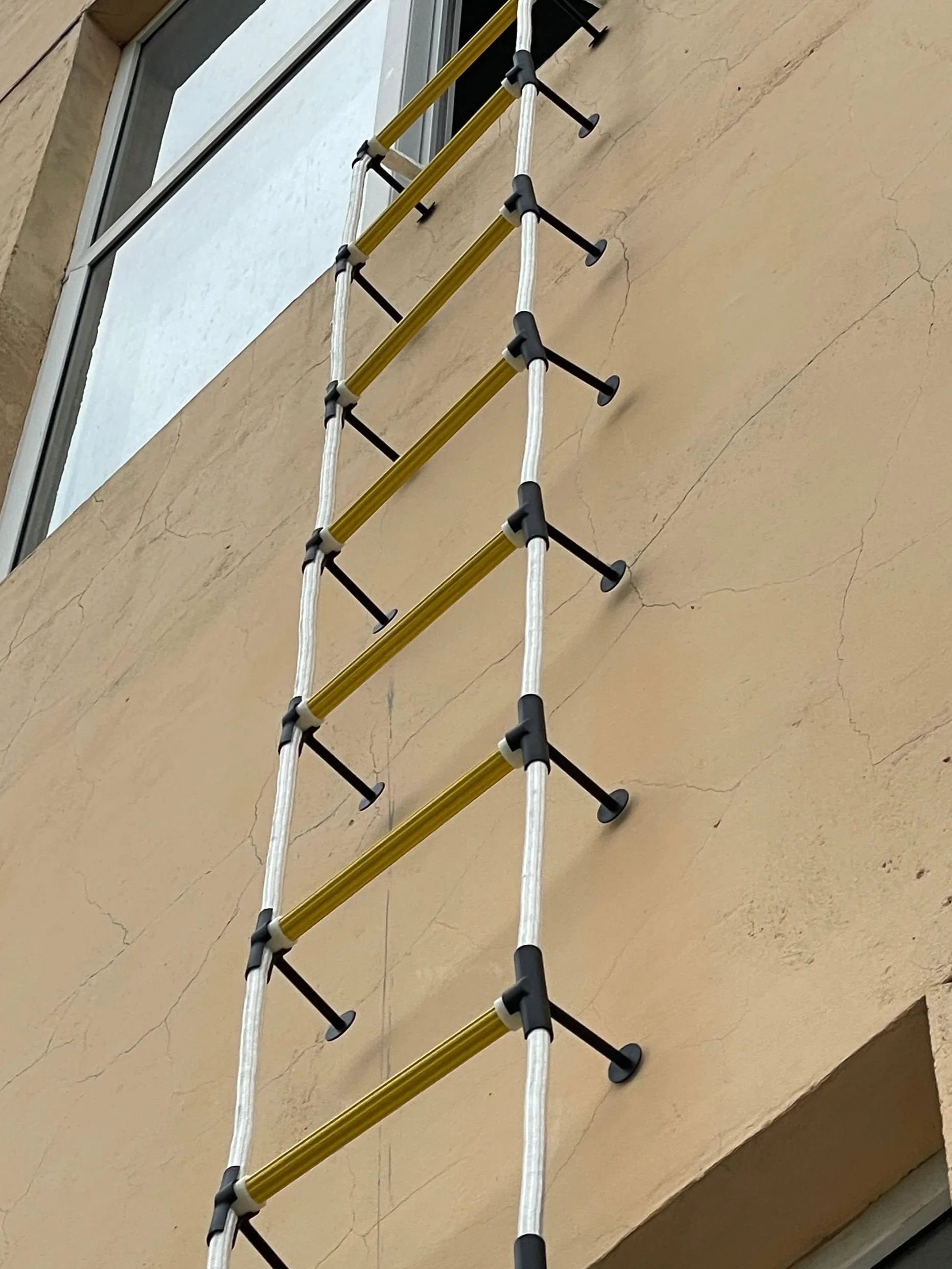 Escalera de Seguridad de 10 m Resistente al Fuego - Solución innovadora Escalera con estabilizadores de separación, cordón y cinturón de Seguridad - Reutilizable - Capacidad de Peso de hasta 900 kg