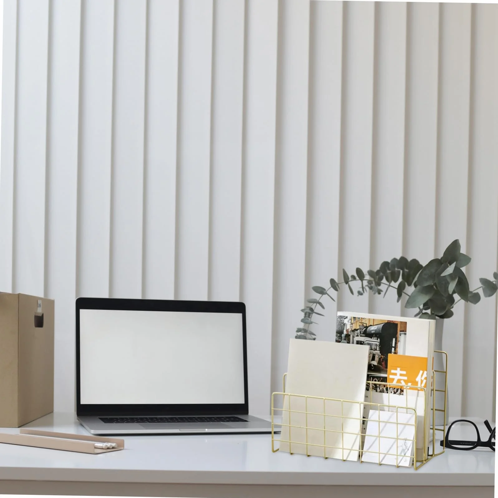 Organizador de Escritorio Metálico Dorado para Archivos y Correo con Compartimentos