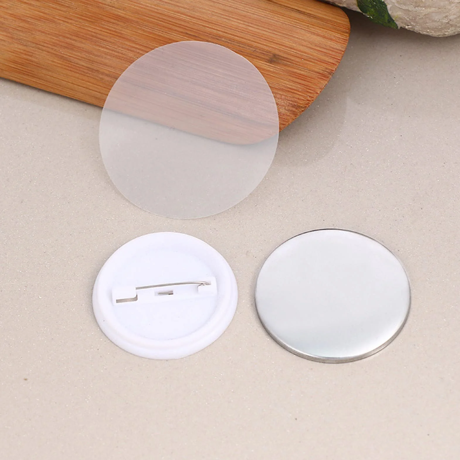 Tissting Película Protectora de Insignias, Láminas Transparentes de PVC Durable para Botones Redondos de 32MM, Pack de 100 Unidades para Colección Nevera y Proyectos Bricolaje