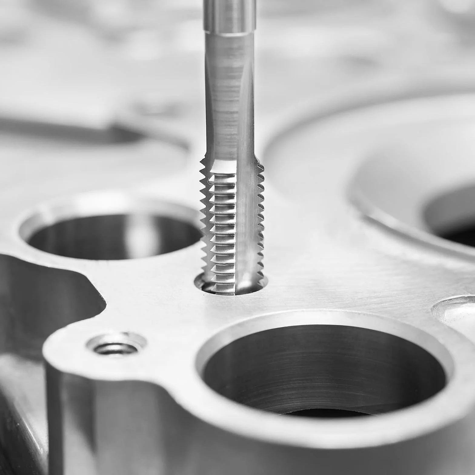 VEVOR Juego de Machos y Terrajas 80 piezas M3-M12 Métrico y SAE de Acero Kit de Machos y Troqueles con Maletín de Transporte Portátil Herramientas para Construcción Reparación de Automóvil Fontanería