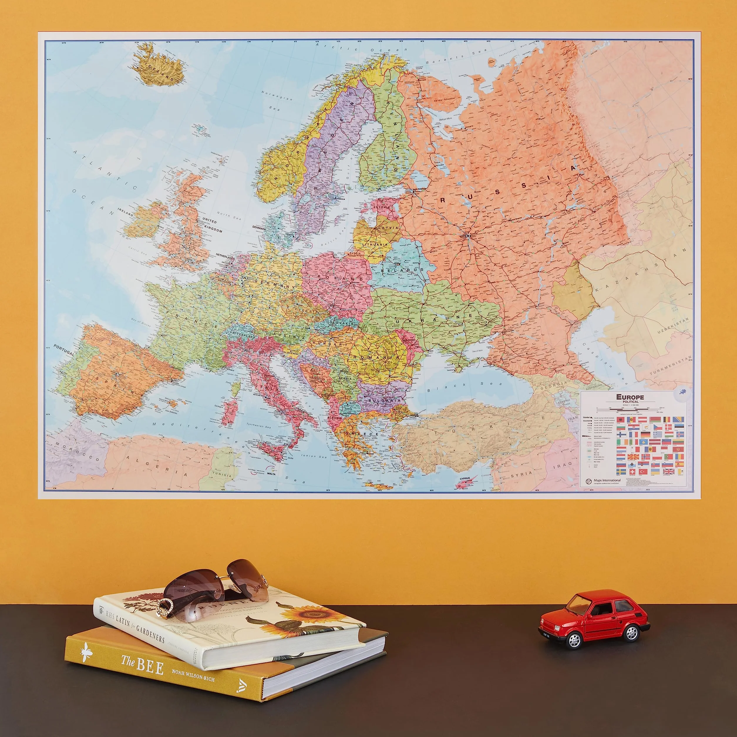 Mapa político de Europa grande para colgar - plastificado - 118,9 x 84,1 cm - Maps International