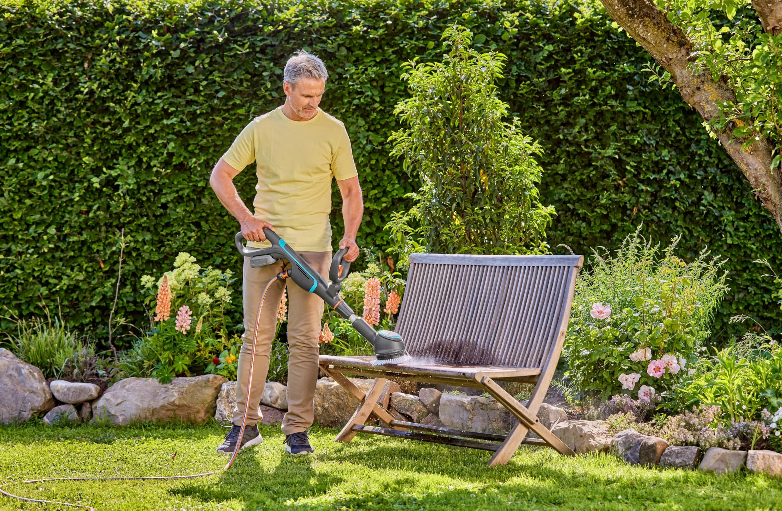 Gardena Limpiador AquaBrush a batería Compact 02/18V P4A Solo: Exterior, Funcionamiento con un Solo Toque, Limpieza Vertical, Ergonómico y Ajustable, Sin Cable (14840-55)