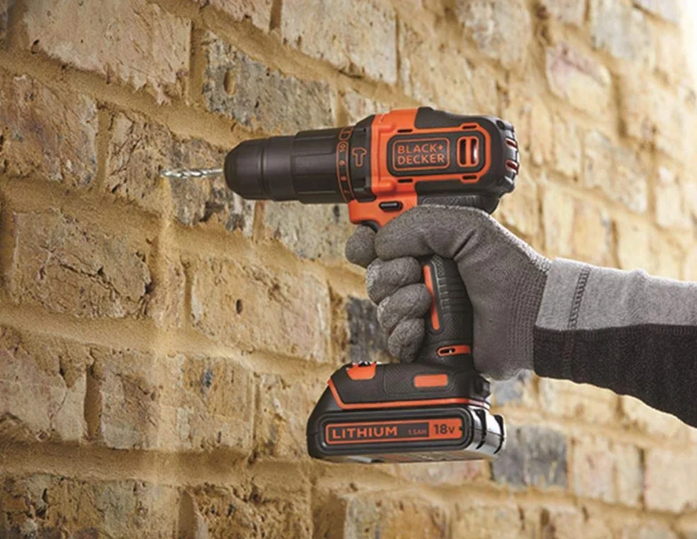 BLACK+DECKER Kit Taladro Percutor 18V, Luz LED, Velocidad Variable, con 2 Baterías de Litio de 1.5Ah, Cargador, con 80 Accesorios y Maletín, BDCHD18BAFC