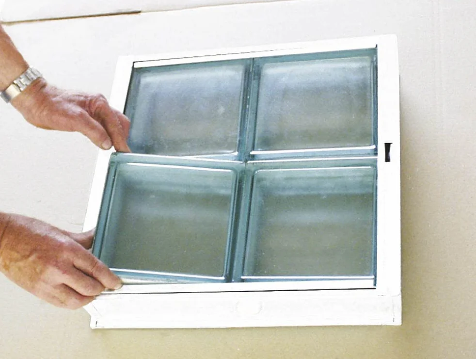 Ventana/Marco abatible y basculante para 2 bloques de vidrio de cm 19x19x8 | Unidad de venta 1 Ventana por 2 bloques de vidrio