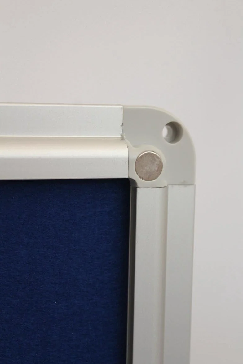 Vitrina DIN 8xA4 para información 67x93x3 cm montaje en pared