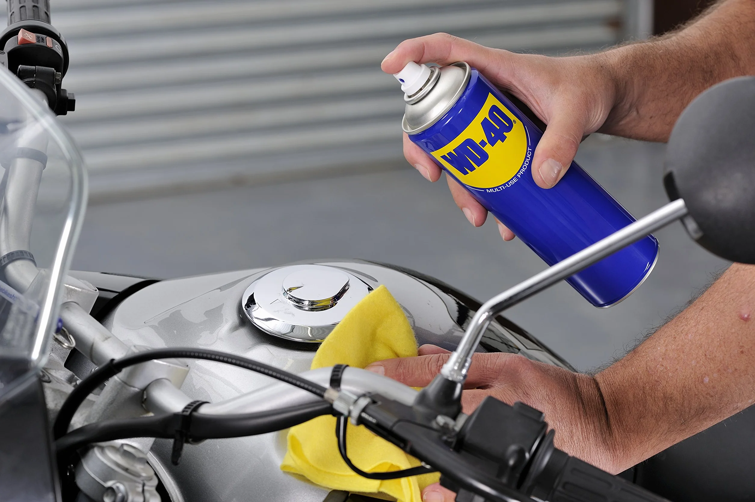 WD-40 Producto Multi-Uso- Spray 400ml-Lubrica, Afloja, Protege del óxido, Dieléctrico, Limpia metales y plásticos y Desplaza la humedad