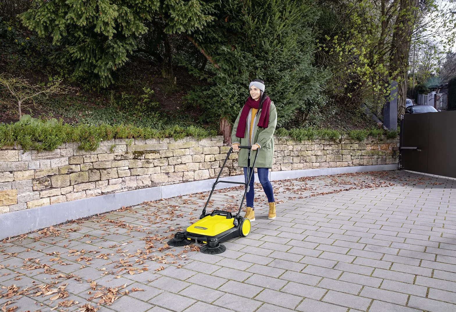 Kärcher S 4 - Barredora Doble con cepillos para Limpiar pavimentos, entradas y Caminos de jardín
