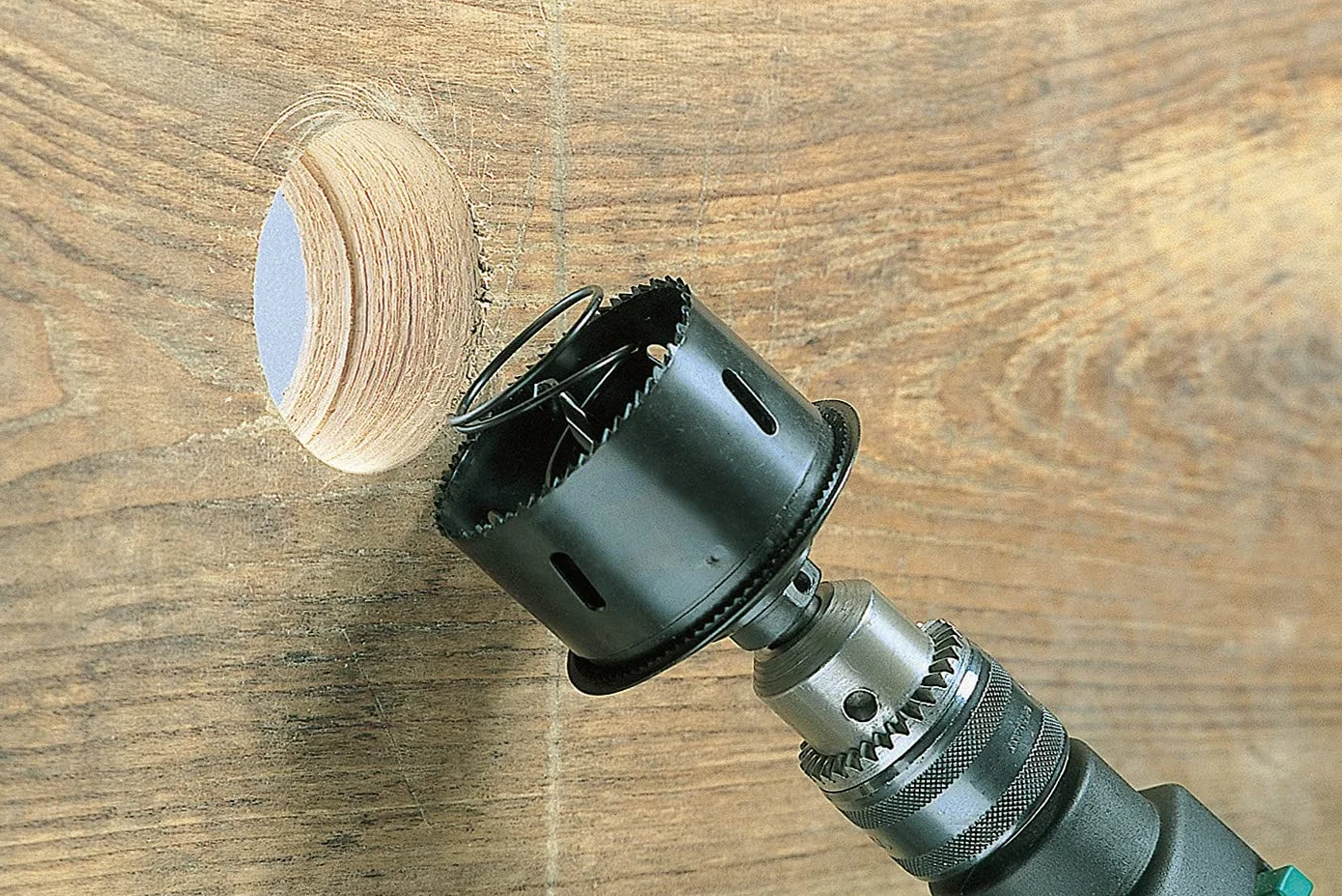 wolfcraft Sierra de corona con expulsor y avellanador de borde, Ø 68 mm I 2158000 I Para montaje de cajas de enchufe en madera y placa de yeso laminado, profundidad de corte de 44 mm