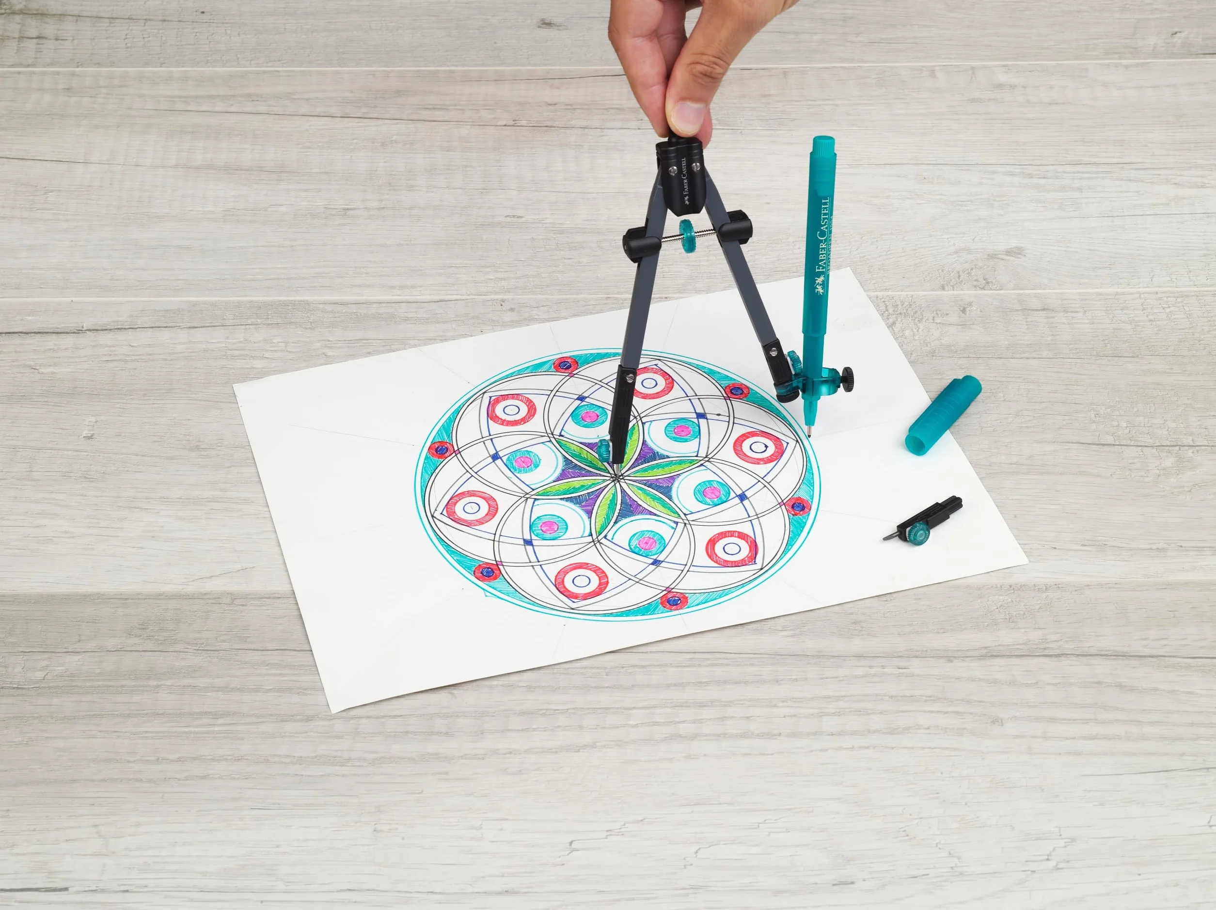 FABER-CASTELL Compás de Ajuste Rápido con Tornillo Central, Brazos Articulados y Accesorios