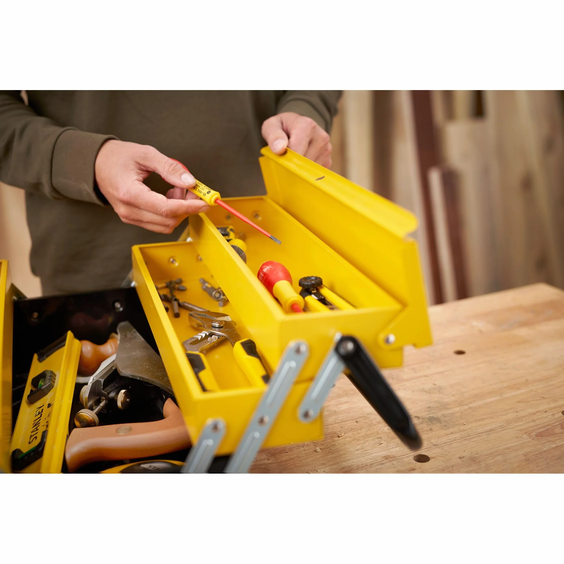 STANLEY - Caja de herramientas metálica de 5 cajones, Gran volumen de almacenamiento, Dos asas con bisagra, Sistema antipinzamiento, Dimensiones: 47.70 x 25.70 x 22.10 cm, 1-94-738
