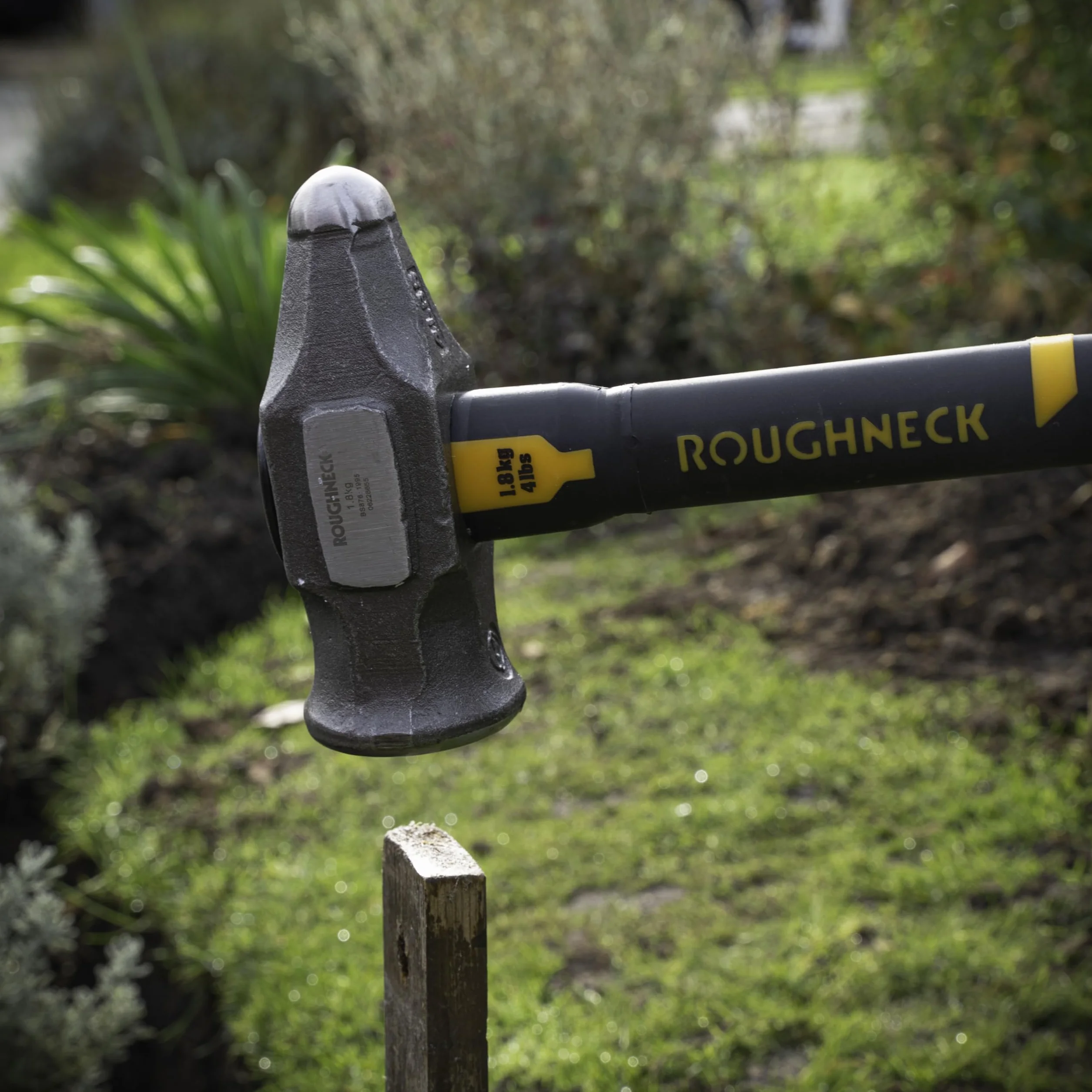 Roughneck Gorilla ROU65804 Mini luge en fibre de verre 1,8 kg/1,8 kg avec poignée de compression