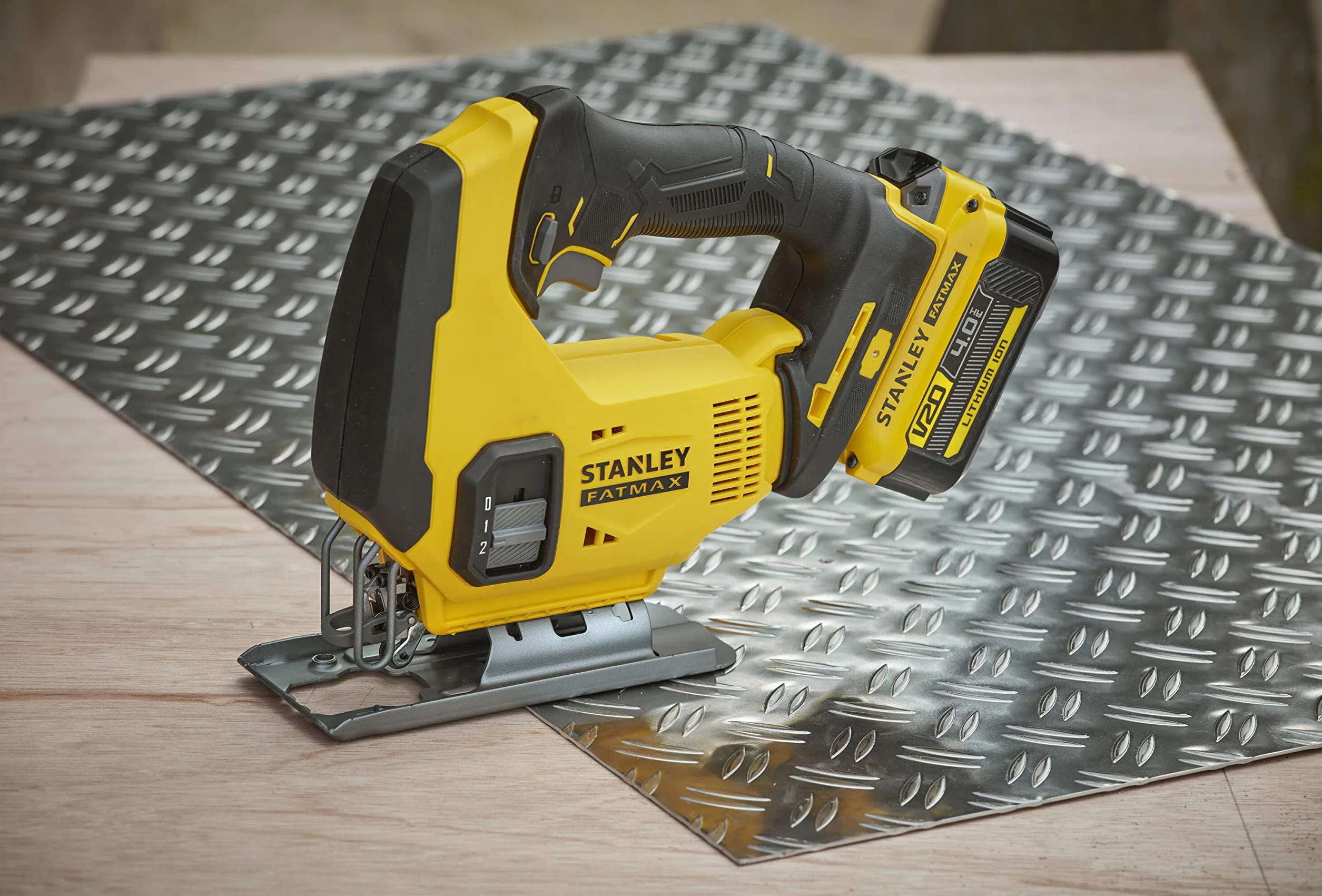 STANLEY FATMAX SFMCS600M2K-QW - SIERRA DE CALAR V20 LI-ION 18V CON 2 BATERÍAS 4Ah, CARGADOR Y MALETÍN