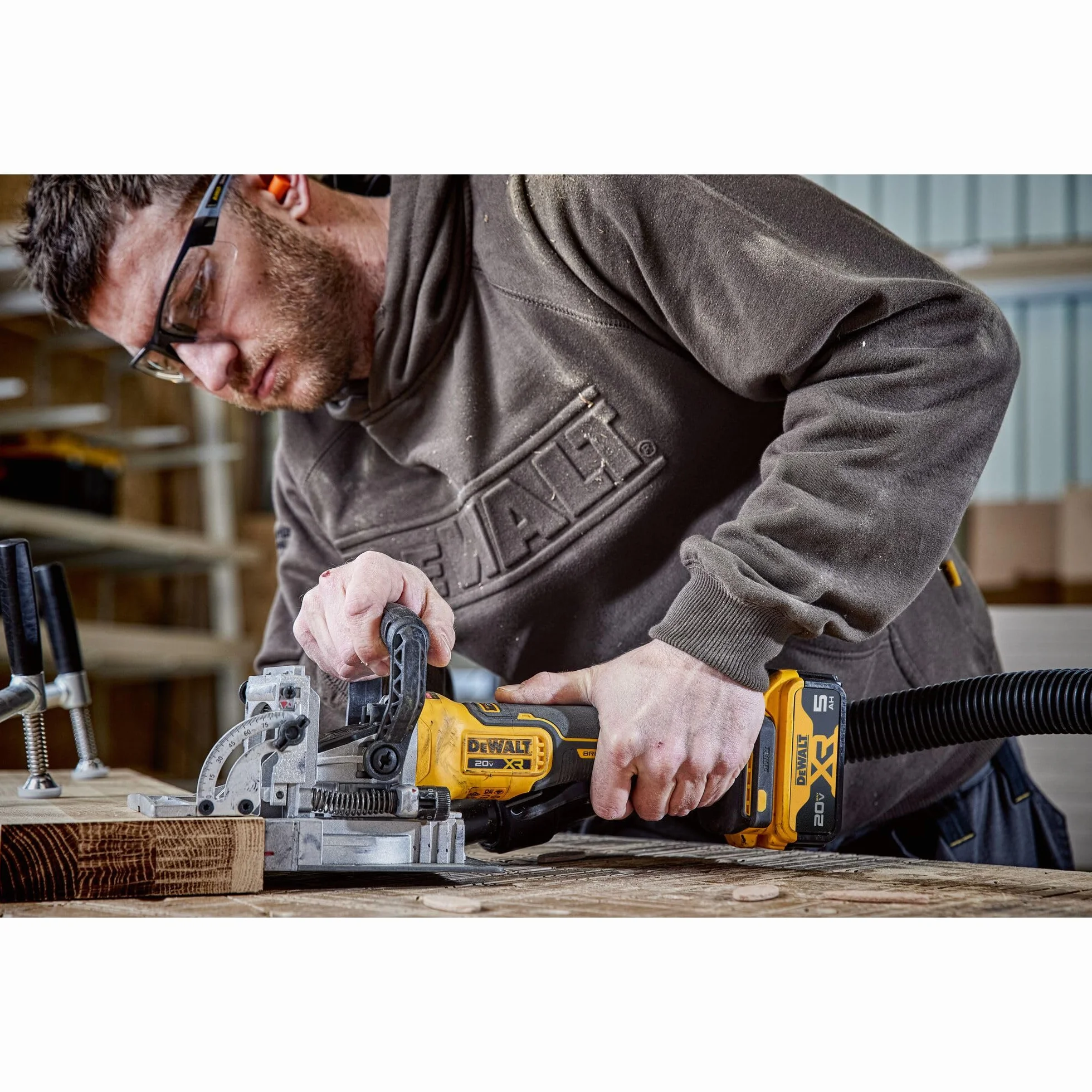 DEWALT DCW682NT-XJ - Ensambladora sin escobillas XR 18V, Con guía de cremallera precisa y broches fijos ajustables, Incluye adaptador AirLock, Caja TSTAK y accesorios, Batería y cargador No Incluidos