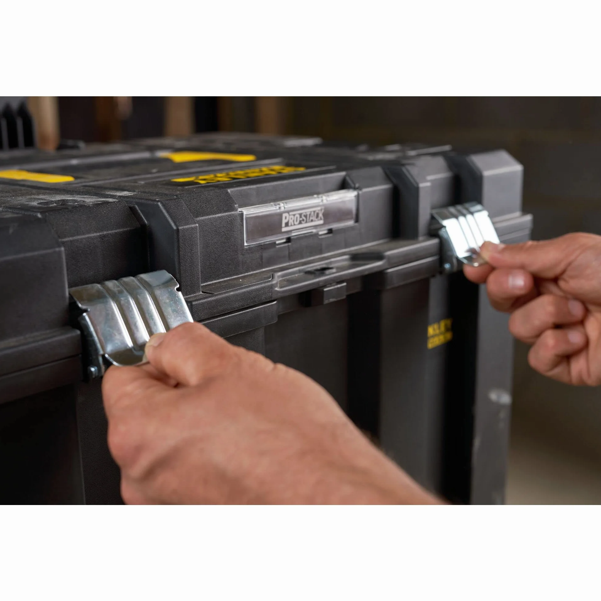 STANLEY FATMAX PRO-STACK Caja de almacenamiento móvil 50L con ruedas, cierres metálicos, negro