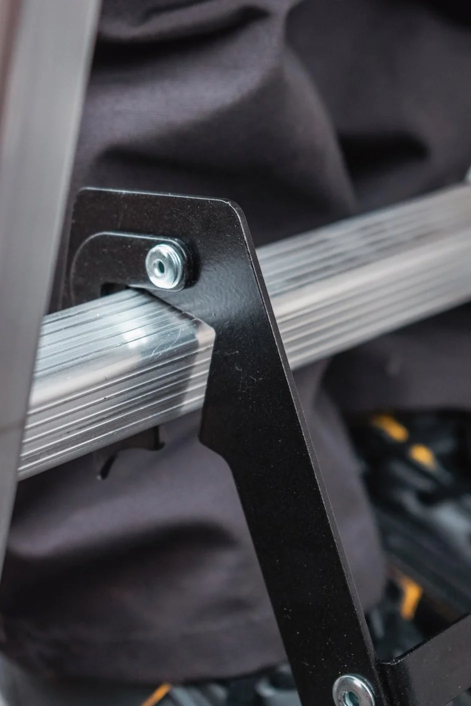 DRABEST - Plataforma Universal de Acero para escaleras con Revestimiento Antideslizante y Sistema de Seguridad - Peldaño de Trabajo/Bandeja portaherramientas - Capacidad de Carga 150 kg