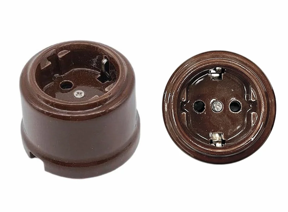 Base de superficie de porcelana marrón, material resistente y duradero, ideal para revestimientos y decoración de interiores.