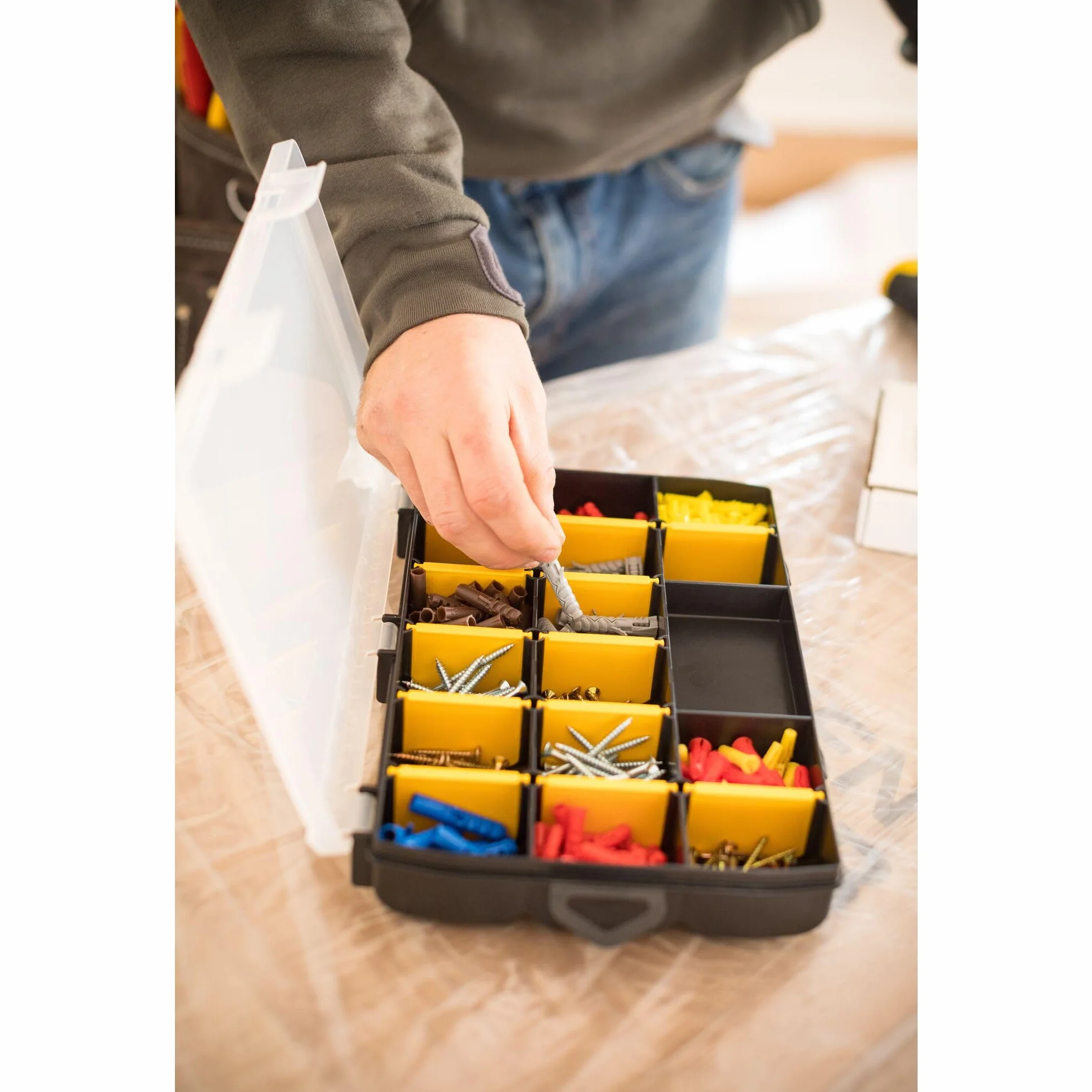 STANLEY Organizador básico con 17 compartimentos, divisores extraíbles, personalizable, regla marcada en la tapa, polipropileno de alto impacto, dimensiones 27,2x18,9x4,6 cm, STST81680-1