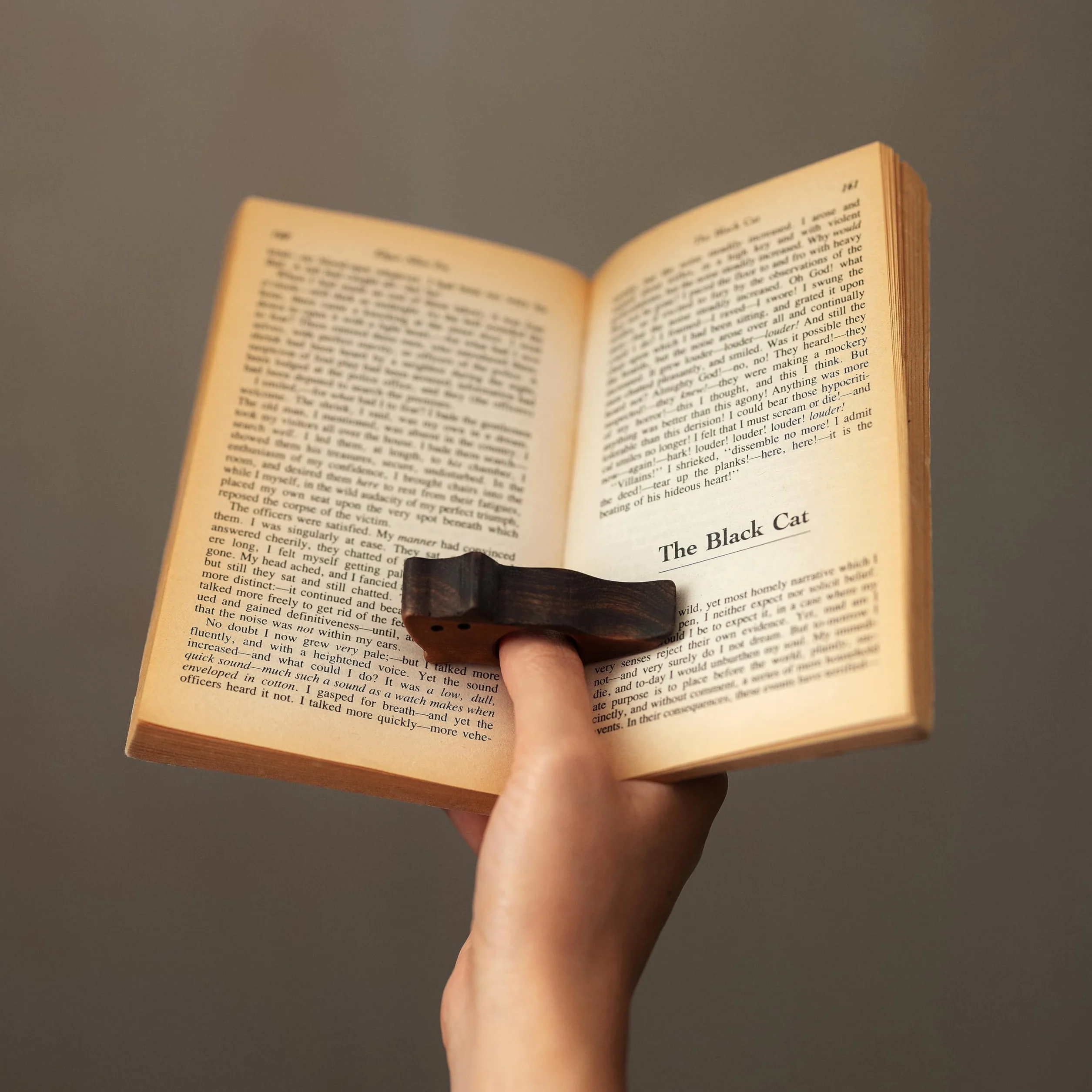 TILISMA Soporte para páginas de libro de nogal natural, marcapáginas, regalo para lectores