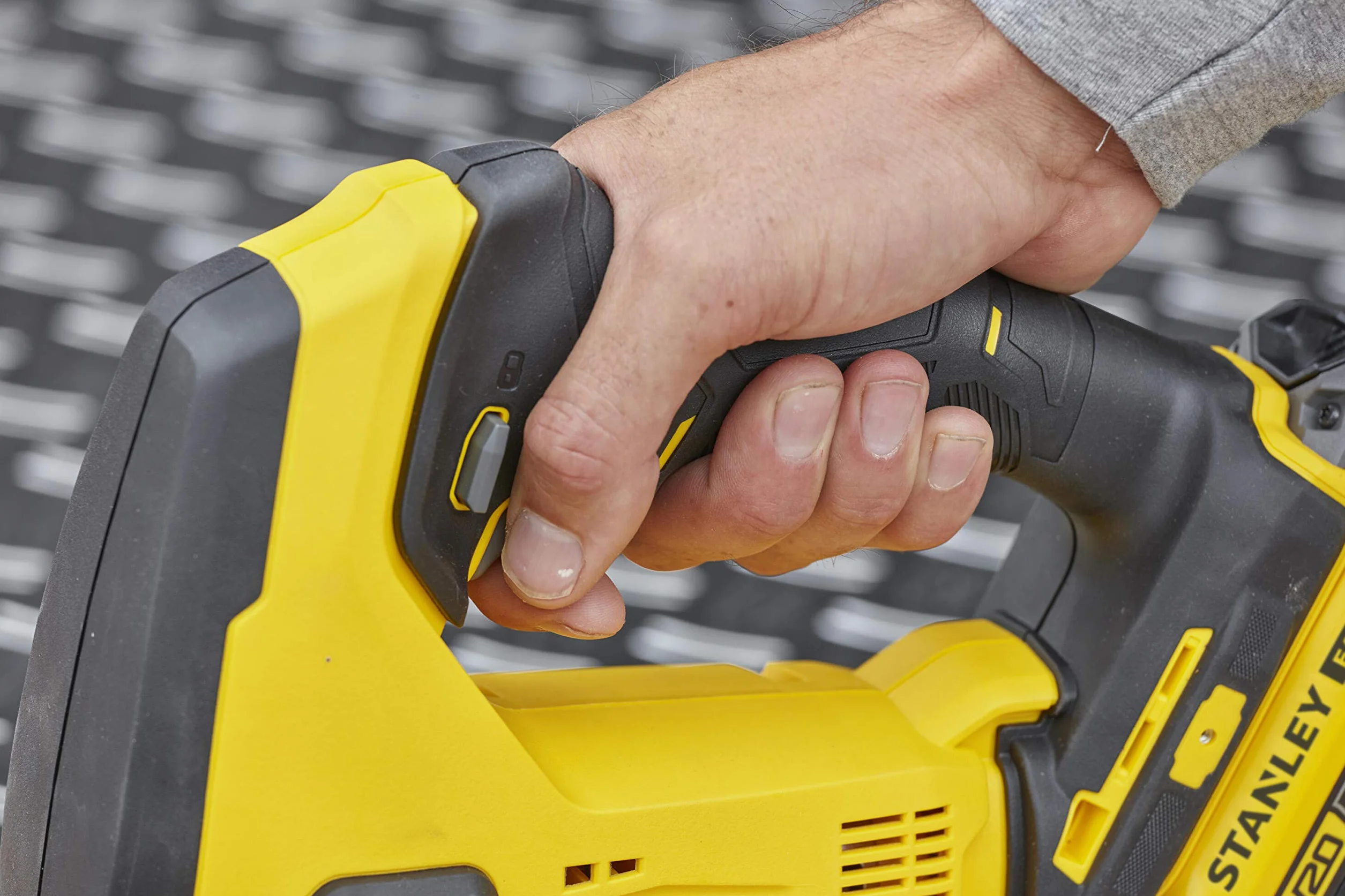 STANLEY FATMAX SFMCS600M2K-QW - SIERRA DE CALAR V20 LI-ION 18V CON 2 BATERÍAS 4Ah, CARGADOR Y MALETÍN