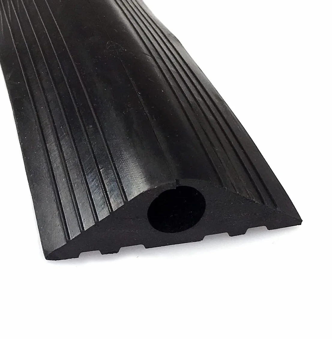 On1shelf Protector de cable de goma industrial para exteriores, negro 1 m, agujero de 20 mm