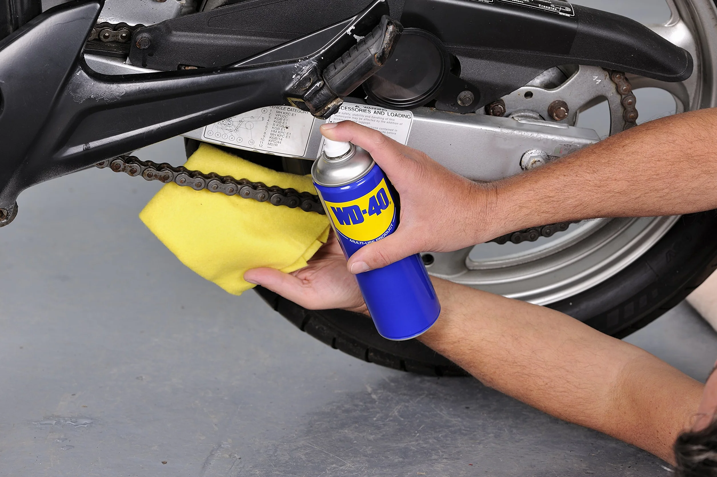 WD-40 Producto Multi-Uso- Spray 400ml-Lubrica, Afloja, Protege del óxido, Dieléctrico, Limpia metales y plásticos y Desplaza la humedad
