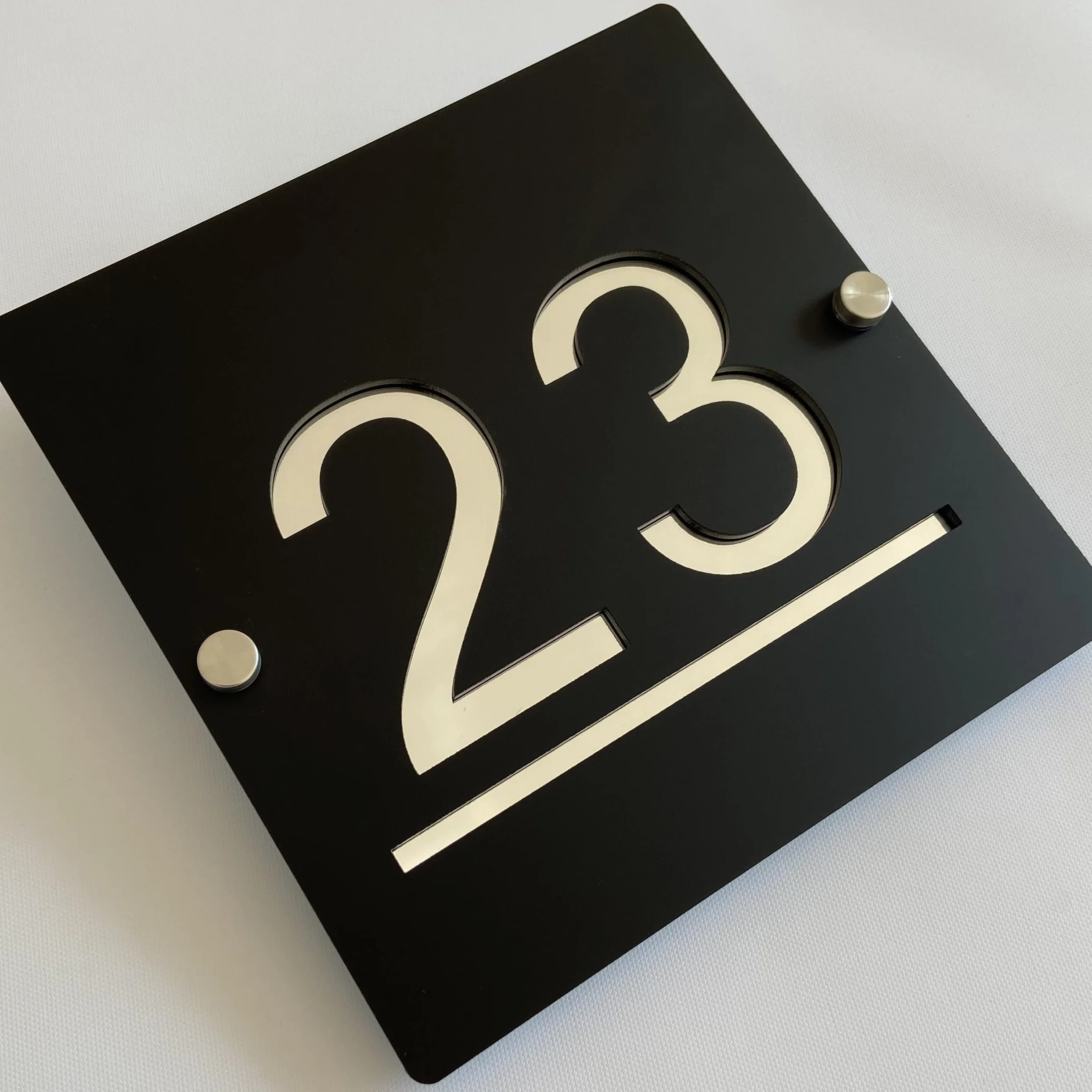 Placa de Número de Casa Personalizada 3D en Acrílico Negro y Plateado, Números Flotantes, Señalización Resistente al Clima para Puerta Interior y Exterior, Ideal para Hogar, Hotel, Apartamento, Tienda