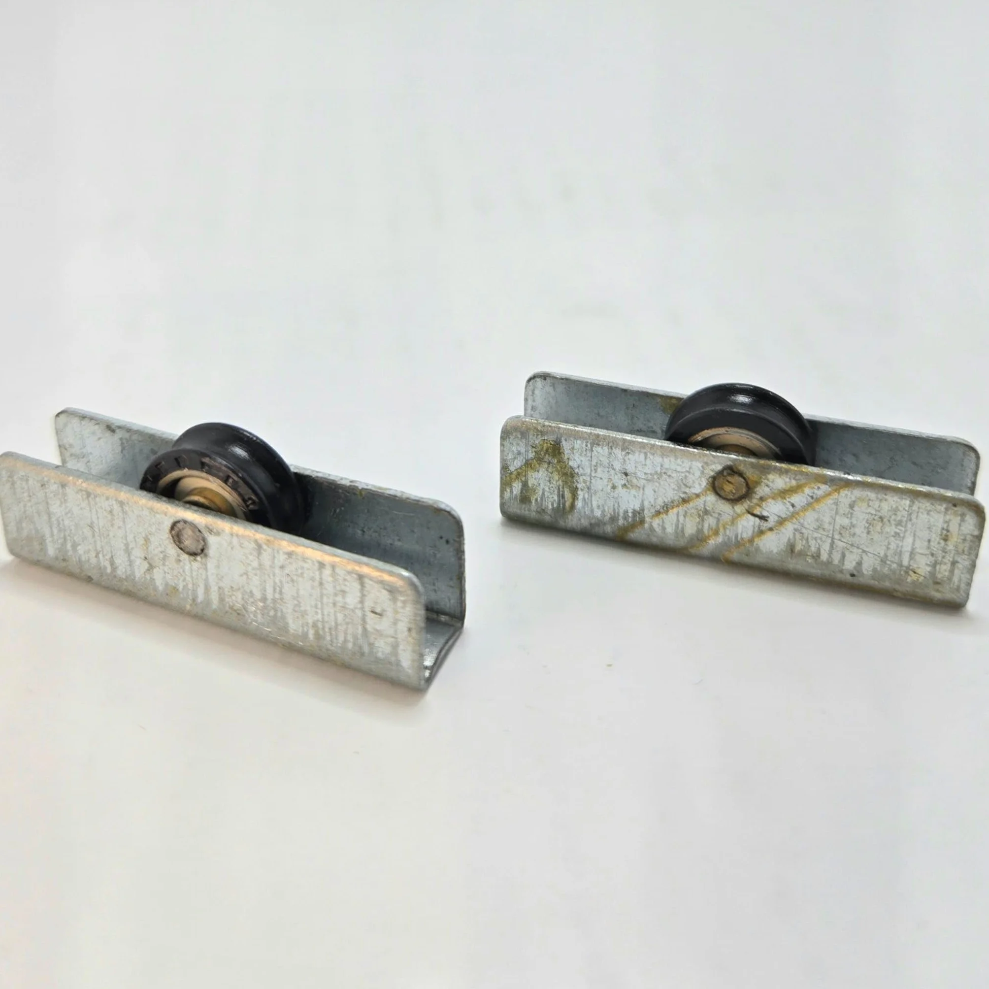 10 Ruedas de puerta y ventana corredera modelo VITRINA J3 base metalica ancho 9 mm, alto 11 mm