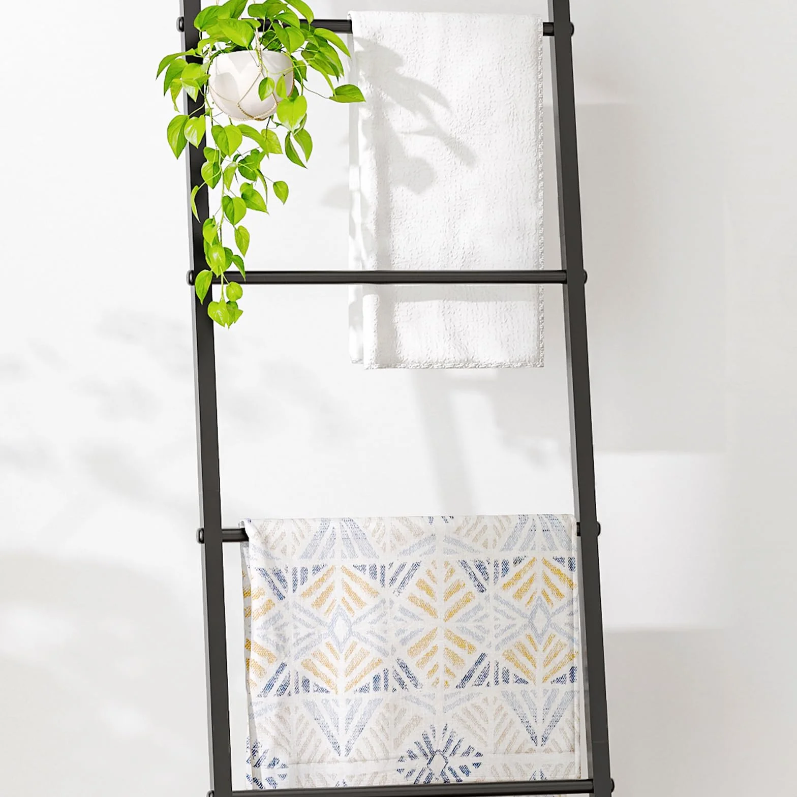 HOOBRO Toallero Escalera, Estantería para Mantas de * Niveles, para Salón y Dormitorio, con Ganchos, Marco de Metal, Forma de Jirafa, Estilo Industrial, Marrón Rústico y Negro EBF13CJ01