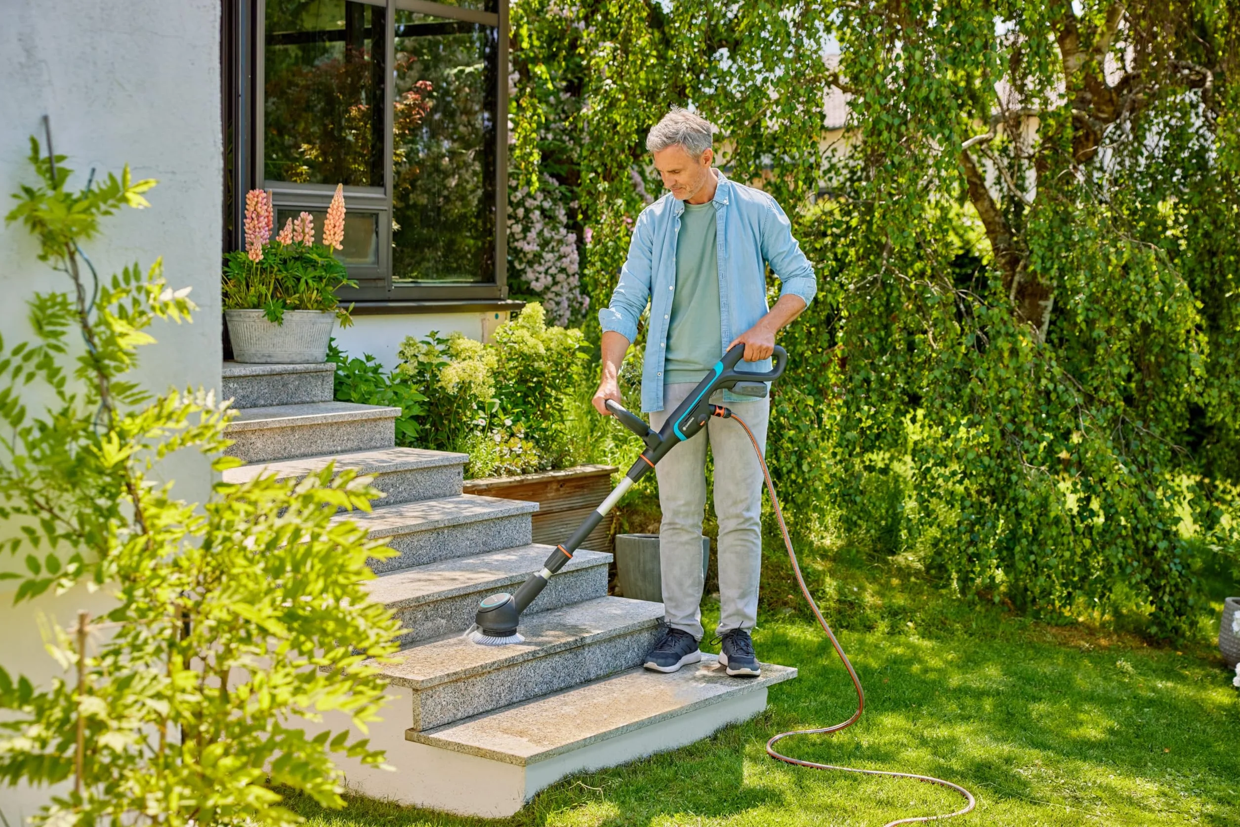 Gardena Limpiador AquaBrush a batería Compact 02/18V P4A Solo: Exterior, Funcionamiento con un Solo Toque, Limpieza Vertical, Ergonómico y Ajustable, Sin Cable (14840-55)