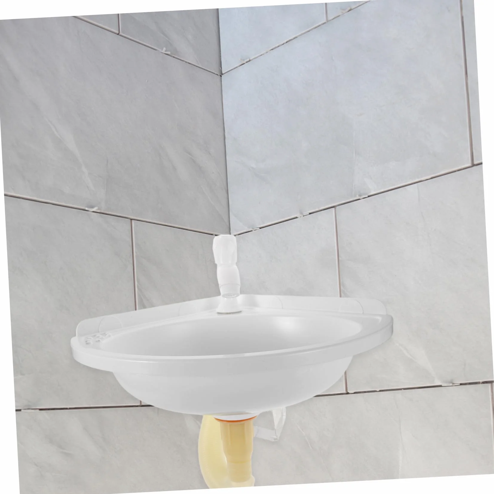 Operitacx Lavabo de Baño Triangular de Plástico con Grifo, Montaje en Pared, Compacto Color Claro para Baño Pequeño, Fregadero de Esquina Suspendido, Solución para Espacios Reducidos, 1