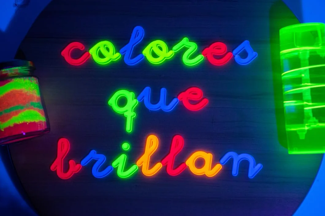 Abecedario Fluorescente en minúsculas enlazadas 94 Letras Neón Brillan con luz Negra