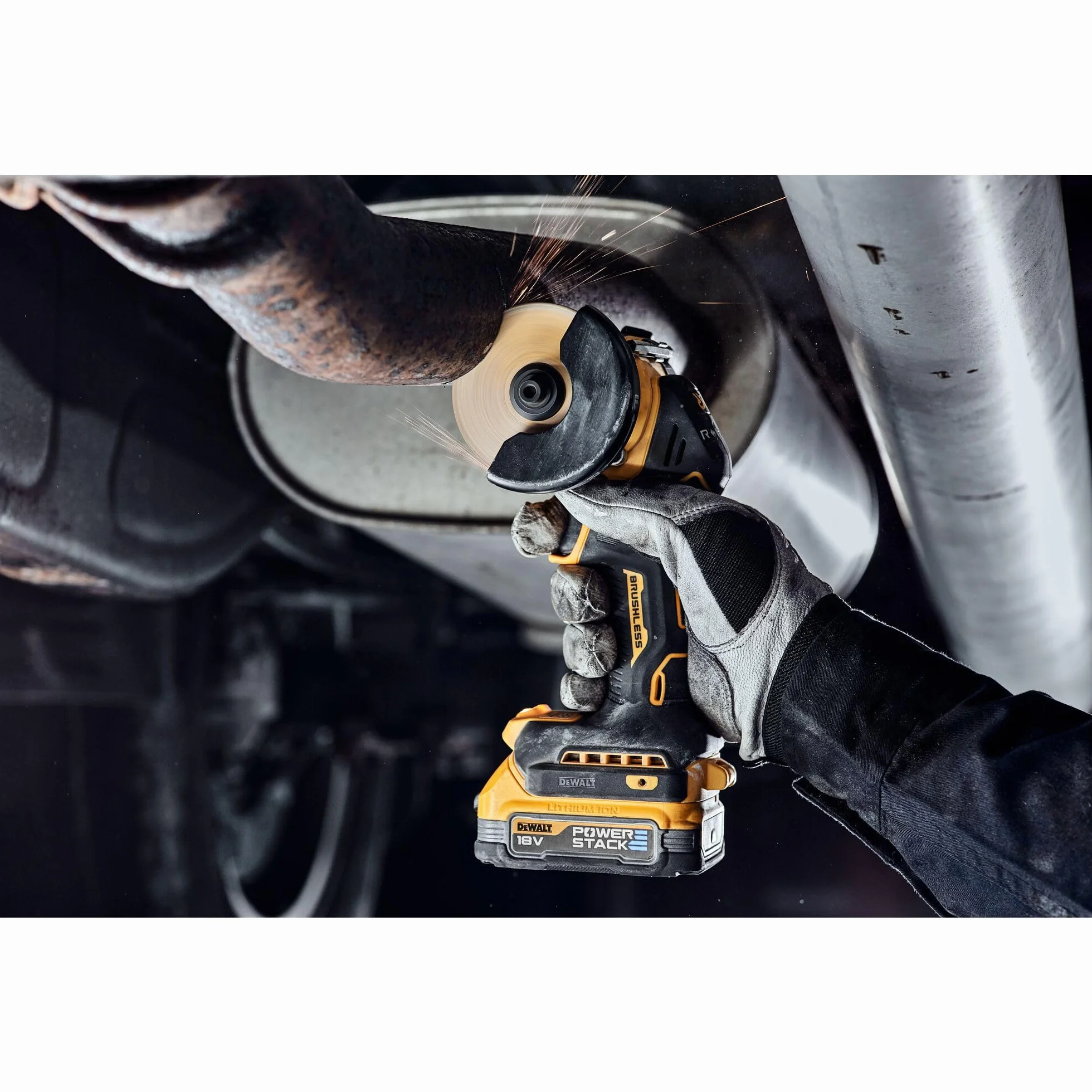 DEWALT DCS438E2T-QW - Cortadora multimaterial 18V Powerstack, Ø de disco 76mm, Motor sin escobillas, M10, Incl. cubierta protectora, 3x discos de corte, 2x baterías Powerstack de 1,7 Ah, Cargador