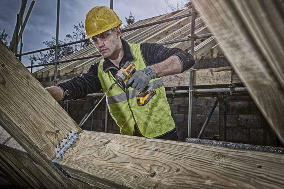 DEWALT DCF887D2-QW - Atornillador Impacto sin Escobillas XR 18 V, 2.0 Ah, 205 Nm, 3 Velocidades, Motor sin Escobillas, Luz LED Triple, Incluye 2 Baterías, Cargador Multivoltaje y Maletín de Transporte
