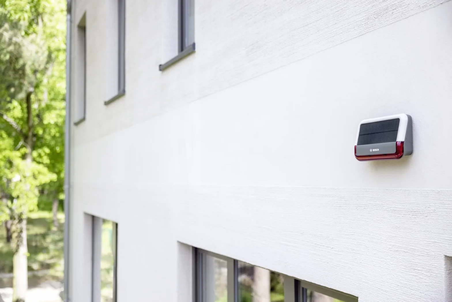 Bosch Smart Home sirena exterior, un sistema de alarma inalámbrico con panel solar, le avisará mediante notificaciones