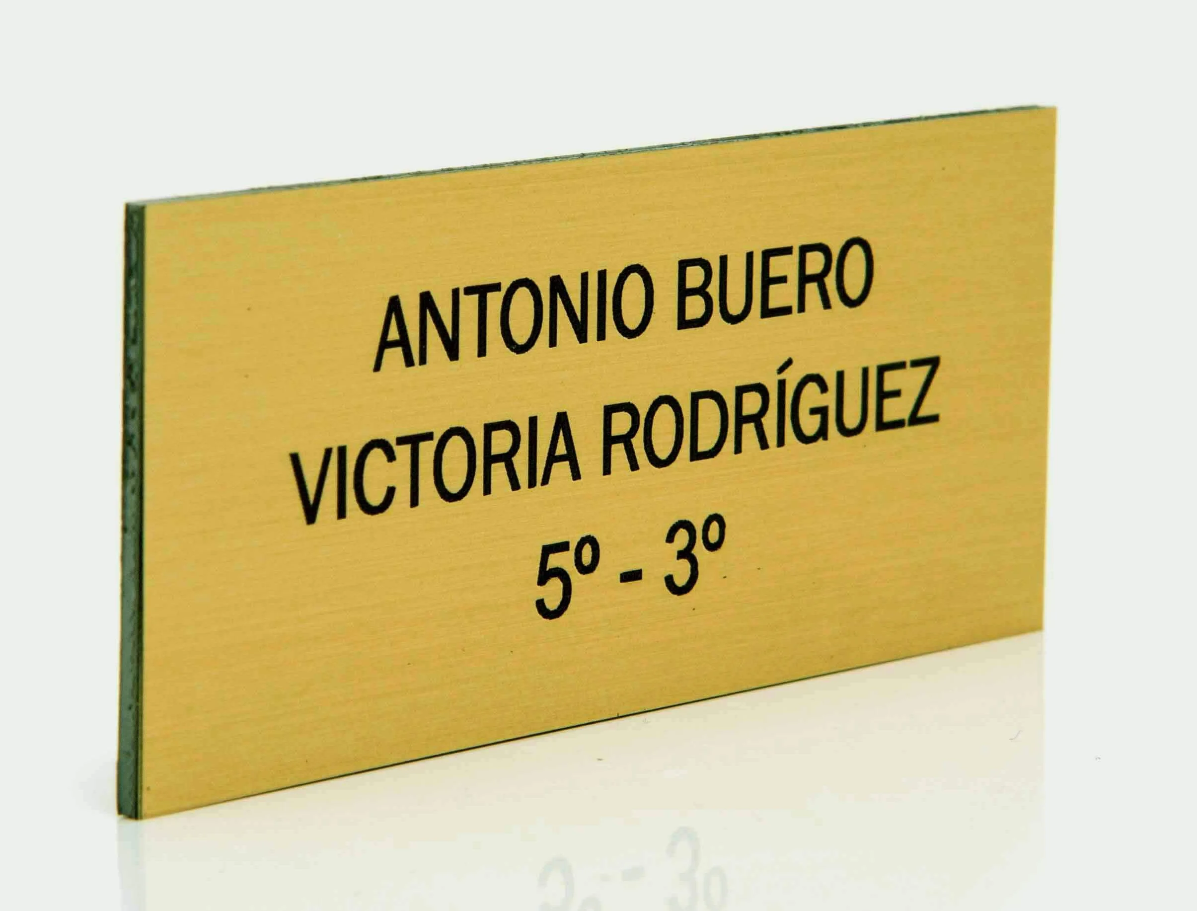 Placa para Buzón de plástico dorado mate y grabado negro. Cinta autoadhesiva. Grosor 1,5mm y tamaño máximo 100x40mm